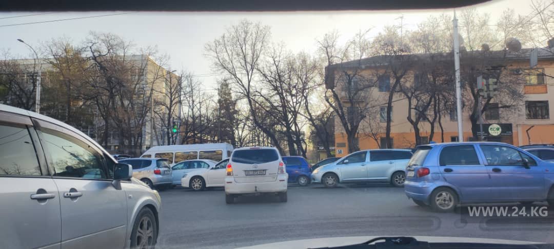 Перекресток улицы Айни и проспекта Айтматова