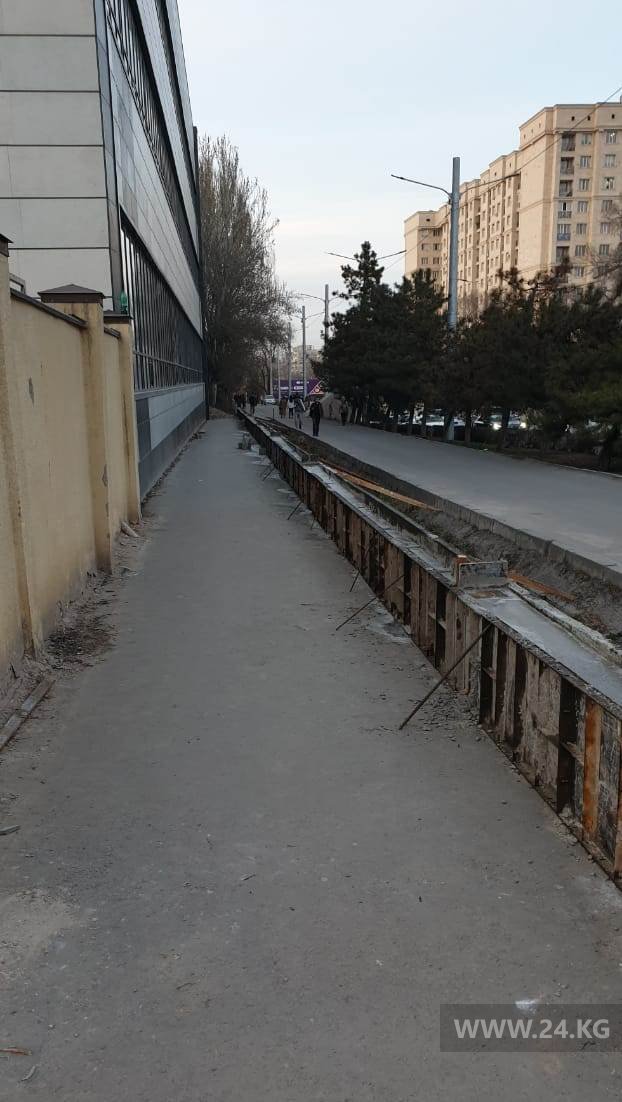 Тротуар на проспекте Чингиза Айтматова