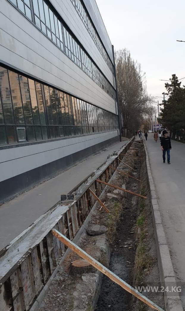 Тротуар на проспекте Чингиза Айтматова