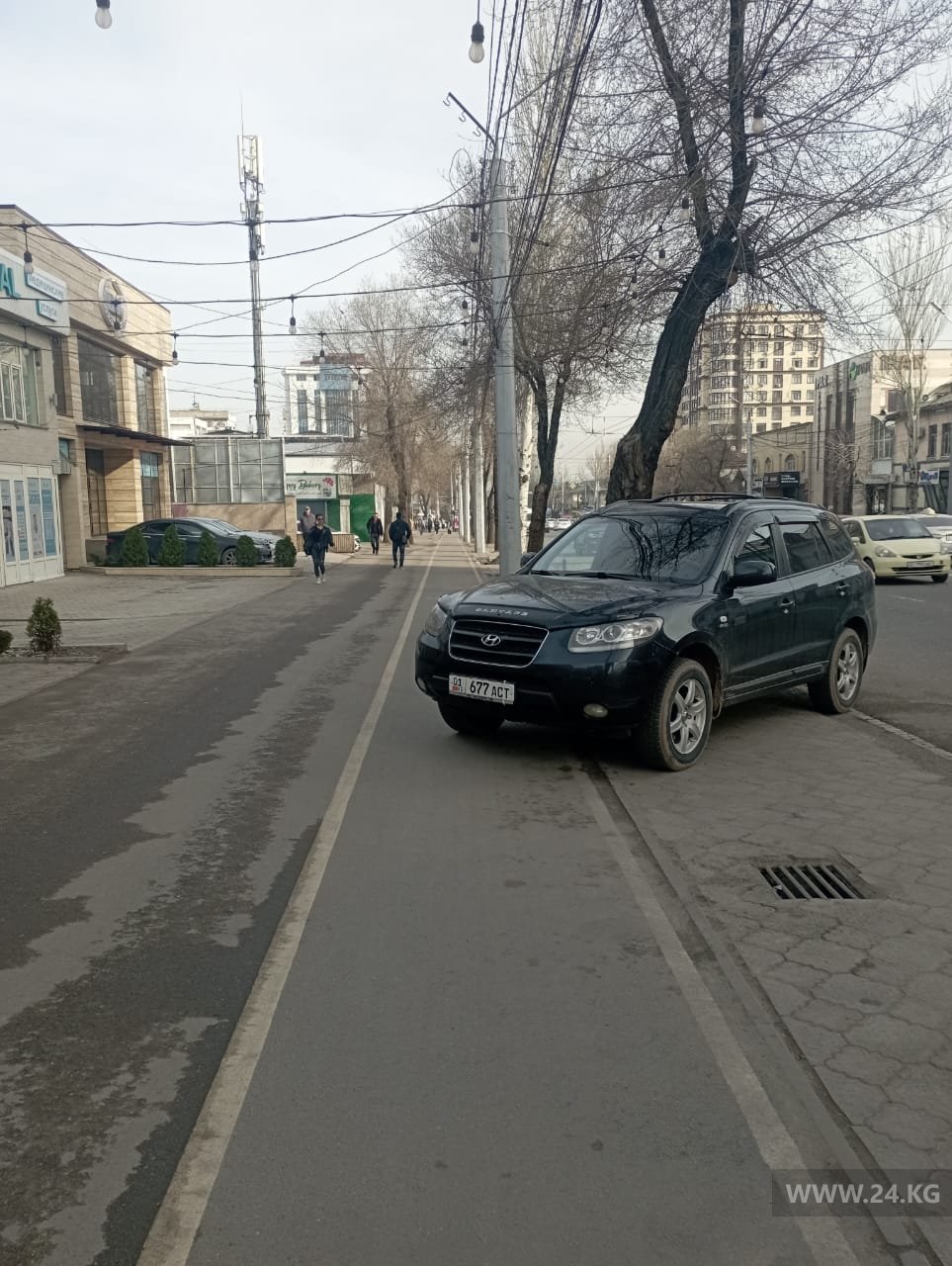 Машины на велодорожке