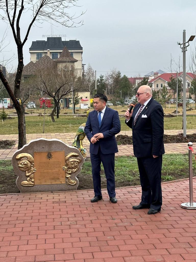 В парке Бишкека появились смурфики