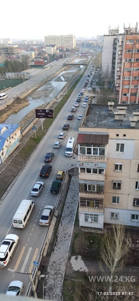 Автомобильный затор на улице Малдыбаева в Бишкеке