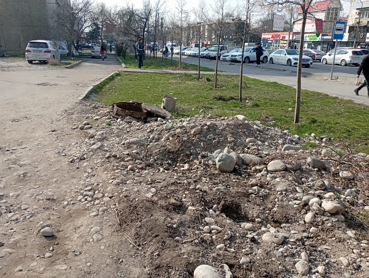 В микрорайоне №5 Бишкека прокладывали трубы и не восстановили асфальт
