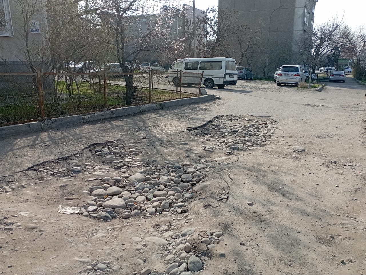 В микрорайоне №5 Бишкека прокладывали трубы и не восстановили асфальт