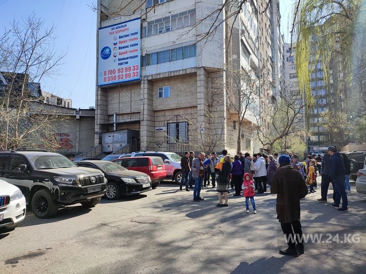 Этот участок земли возле дома был выкуплен частником еще в 90-е годы