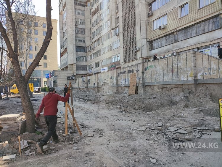 С фасадной стороны дома муниципалитет планирует разбить сквер