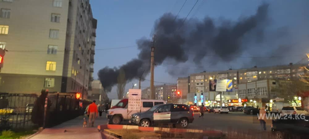 В Бишкеке на месте снесенного гаражного кооператива произошел пожар