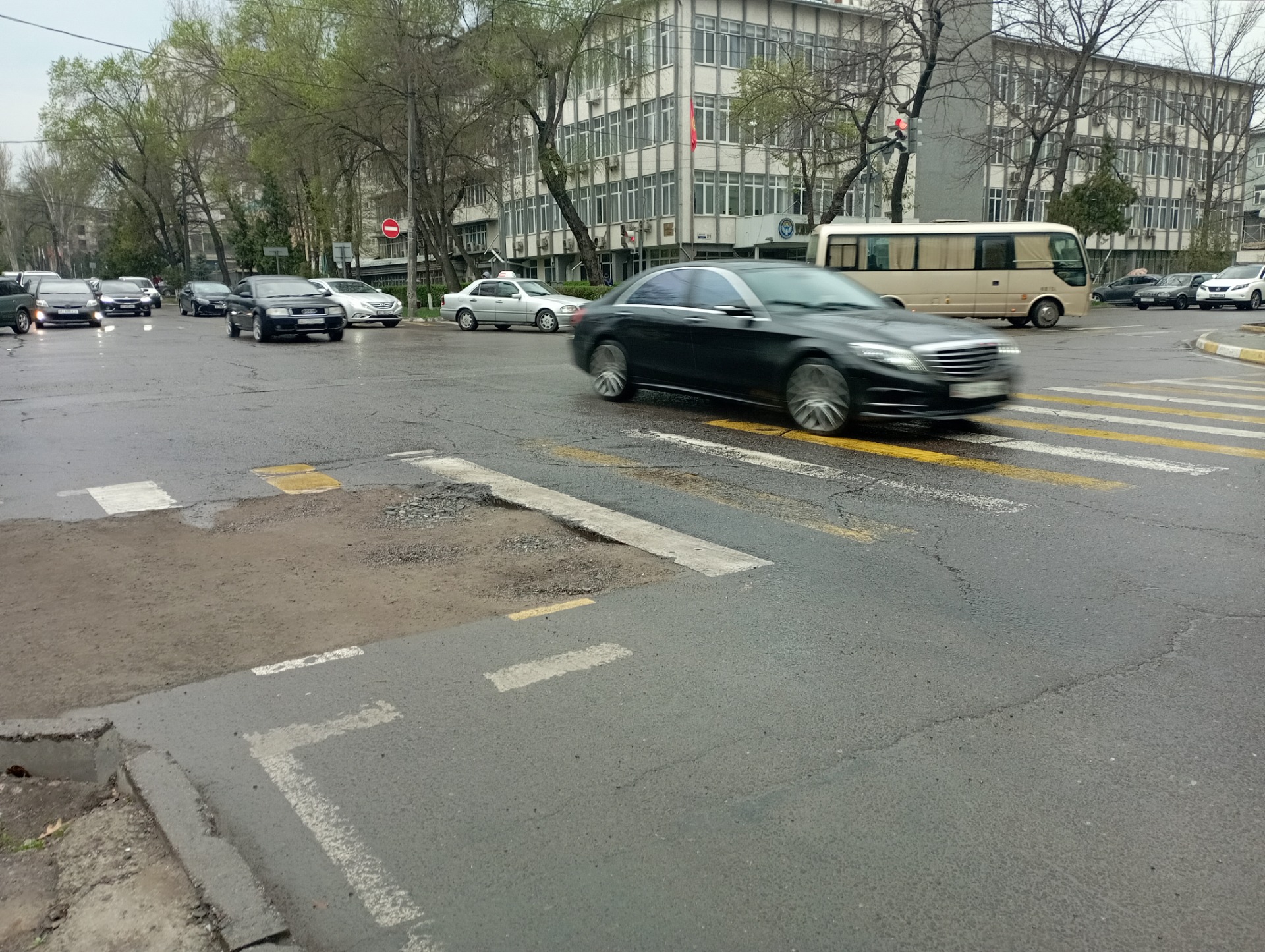 На улице Тоголока Молдо не восстановили асфальт