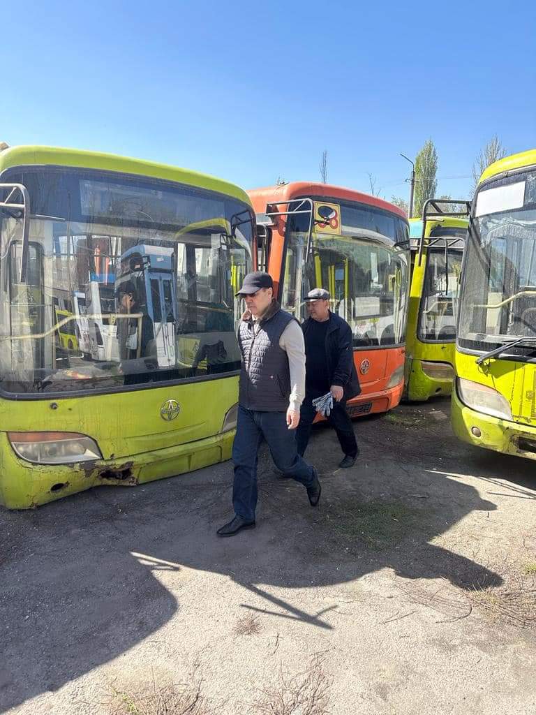 Президент поручил сдать на металл старые автобусы