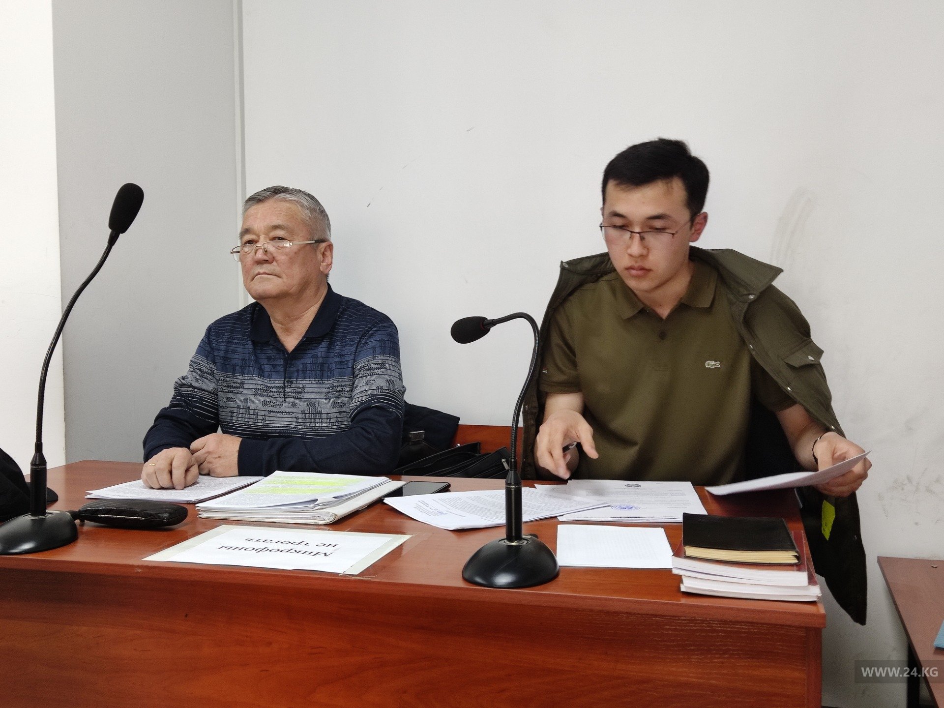 Адвокат Кантемир Турдалиев (слева) и Ырыс Жекшеналиев (справа)