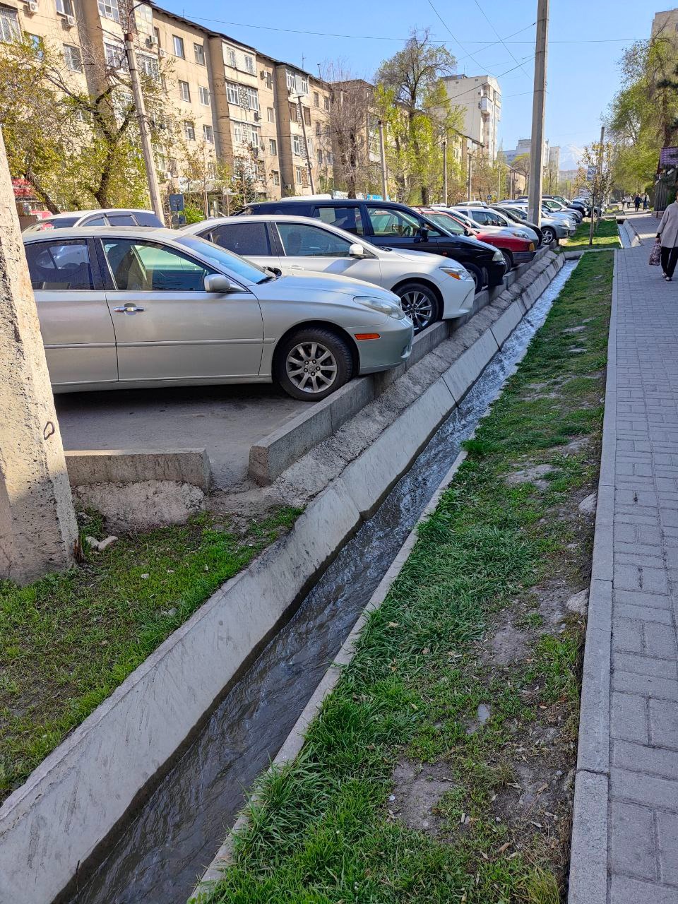 Бишкекчанин недоволен установкой арычных лотков без поливных отверстий