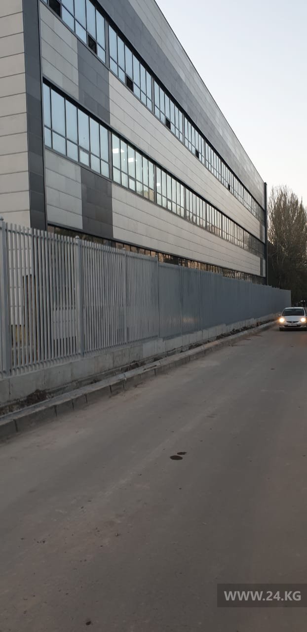 Тротуар отгородили забором