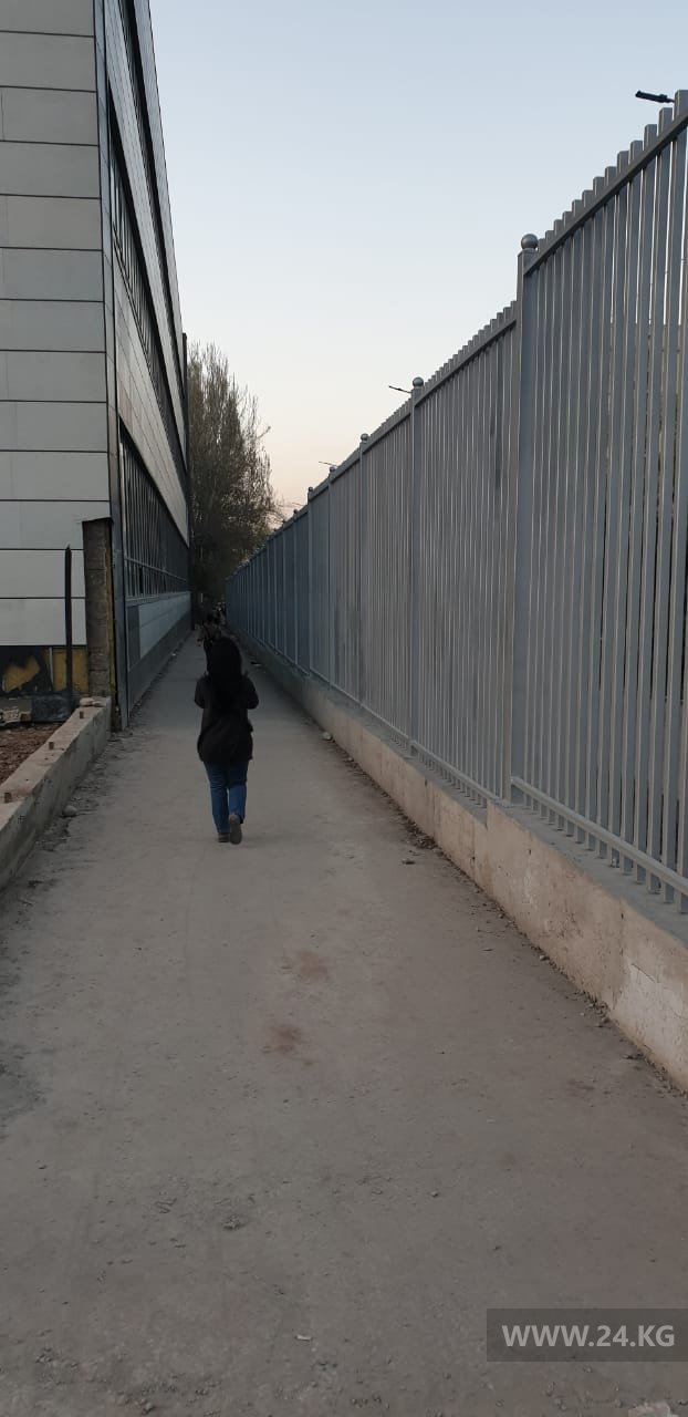 Тротуар отгородили забором