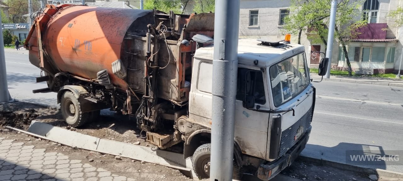 ДТП с участием мусоровоза