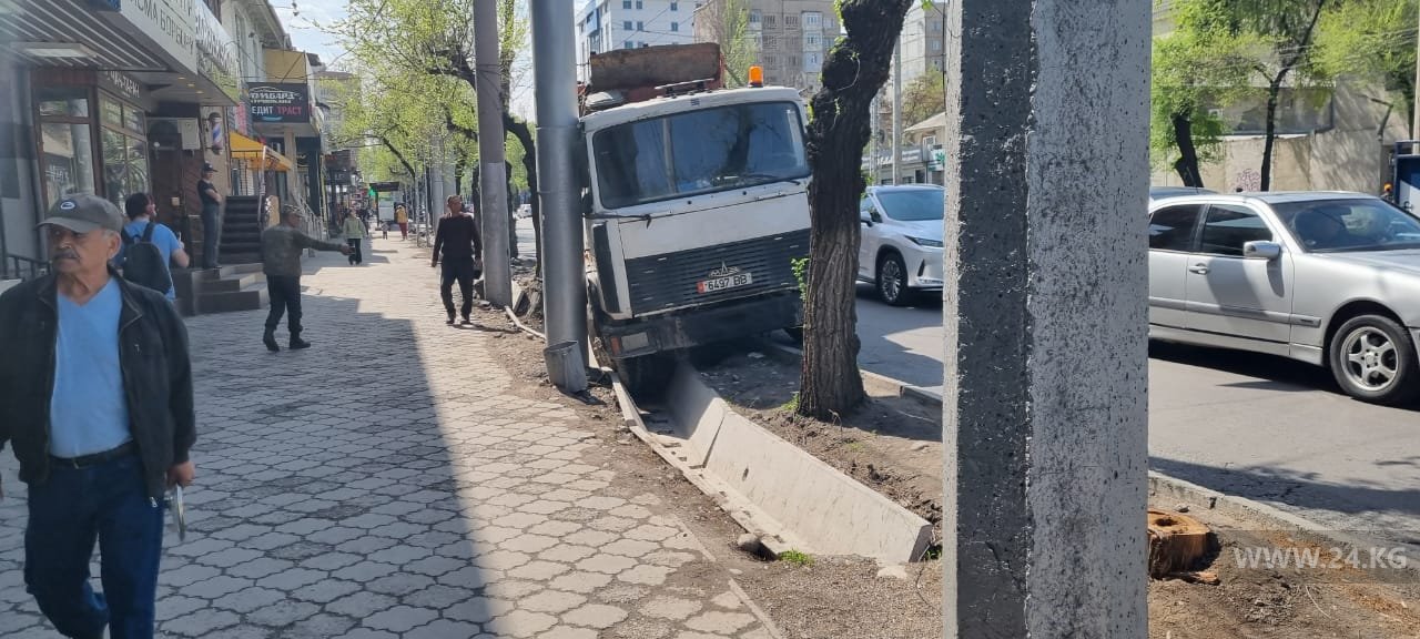 ДТП с участием мусоровоза
