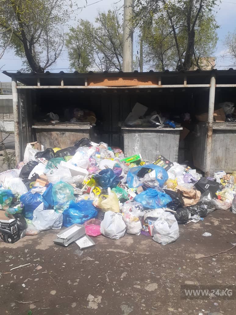 Завалы мусора на улице Горького