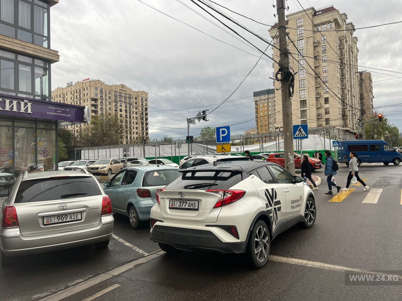 Машину оставили на проезжей части