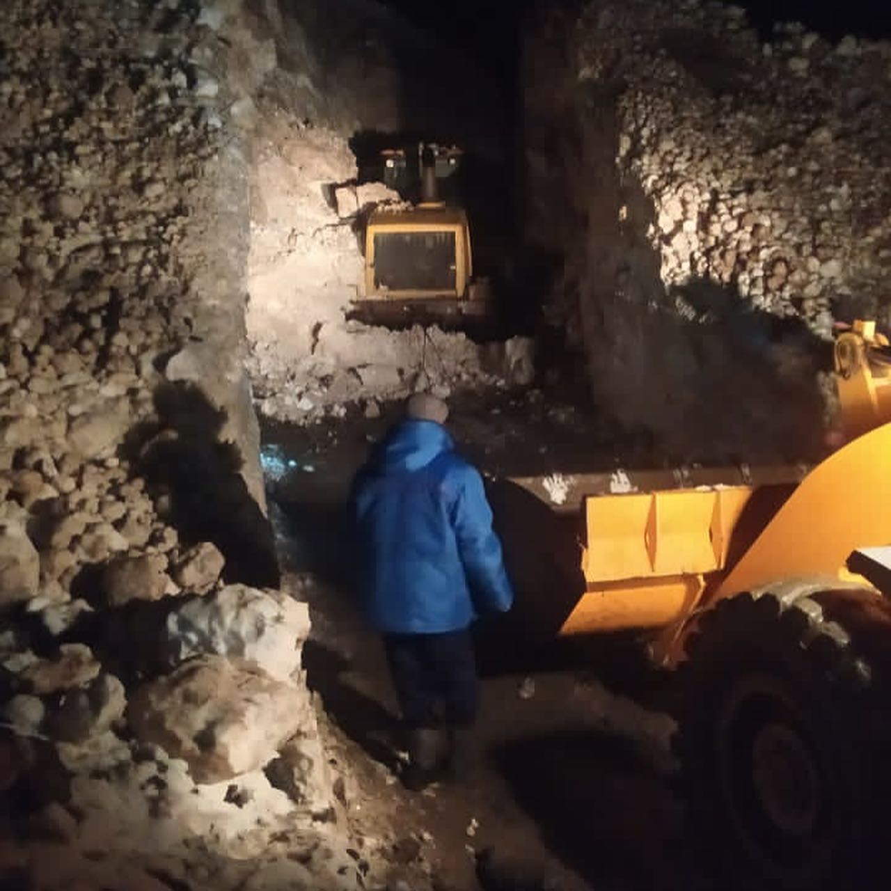 Автодорогу Мырза-Аке — Кара-Кульджа — Алайку очистили от снежной лавины