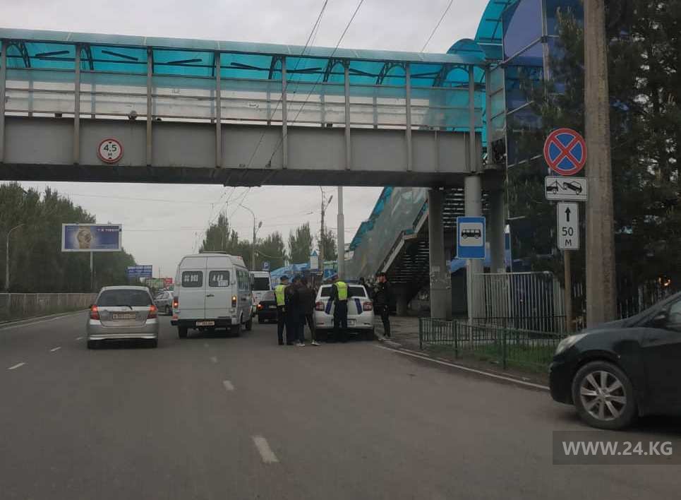 Машины на остановках