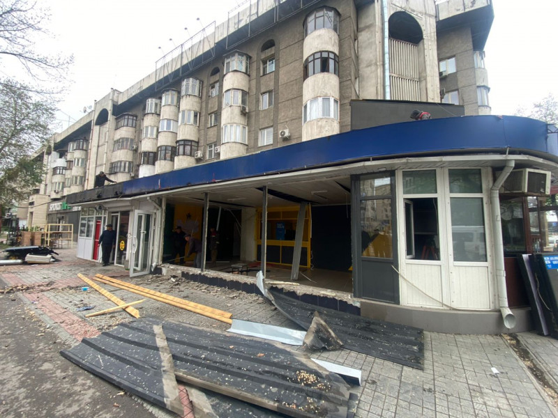В Бишкеке сносят пристройку к многоэтажному дому — точку фастфуда «Евразия»