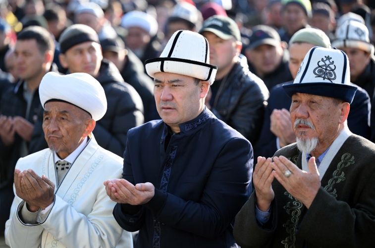 Садыр Жапаров вместе с тысячами кыргызстанцев принял участие в Айт намазе