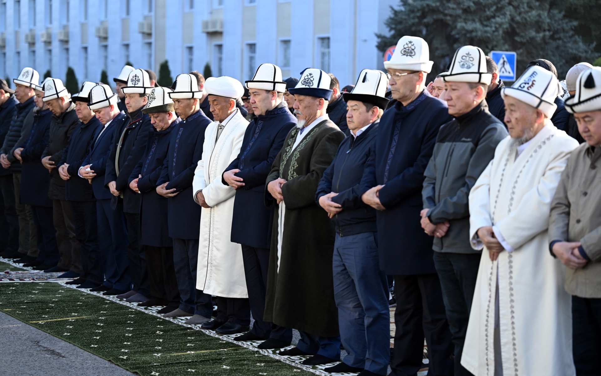 Садыр Жапаров вместе с тысячами кыргызстанцев принял участие в Айт намазе
