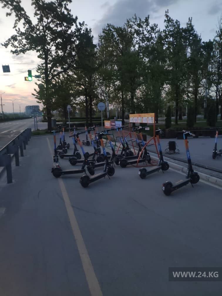 Самокаты на тротуаре