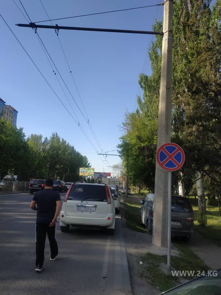 Парковка возле рынка «Мадина»