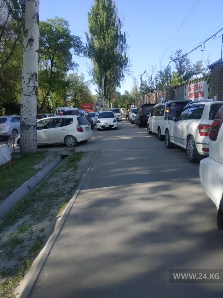 Парковка возле рынка «Мадина»