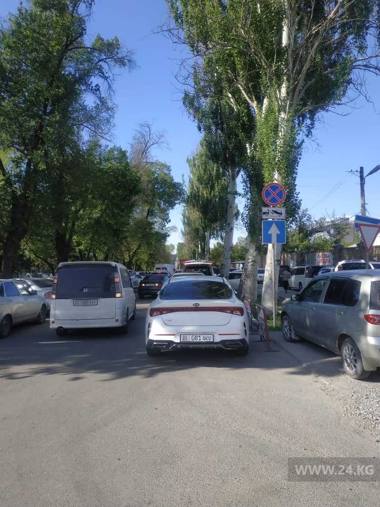 Парковка возле рынка «Мадина»
