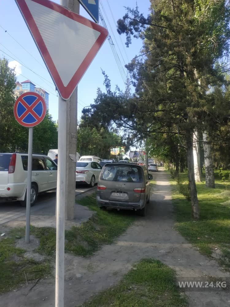 Парковка возле рынка «Мадина»