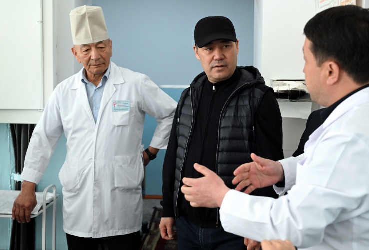 Садыр Жапаров в реабилитационном центре в Караколе