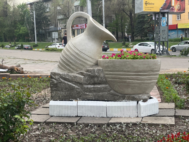 В центре Бишкека появился «цветочный дворик» с вазоном в виде кувшина