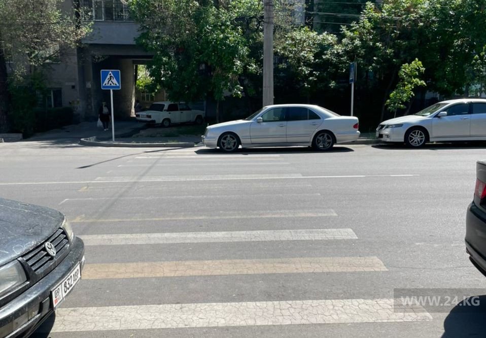 Машина на пешеходном переходе