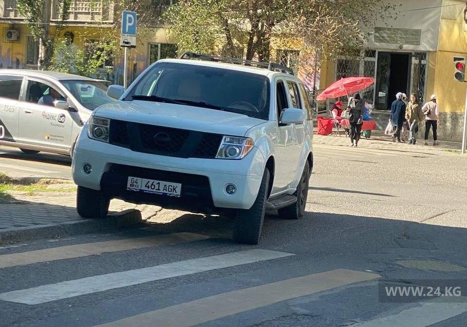Машина на пешеходном переходе