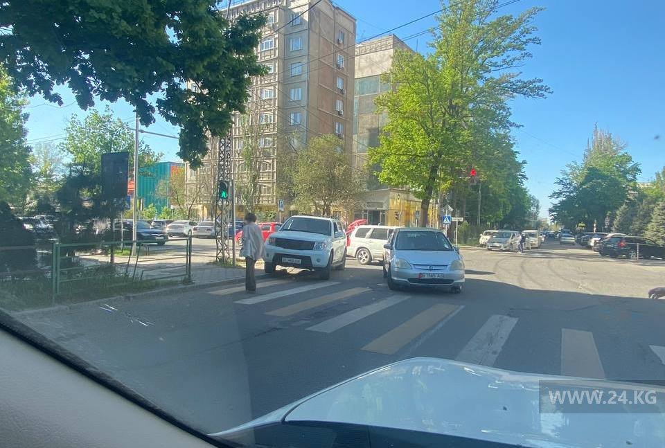 Машина на пешеходном переходе