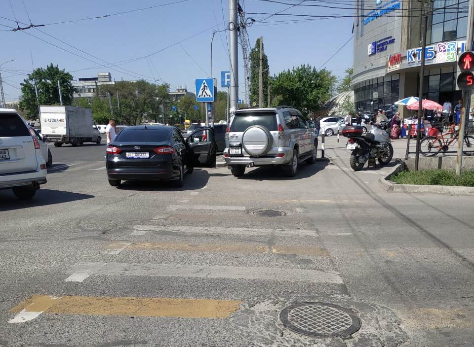 Машина на пешеходном переходе