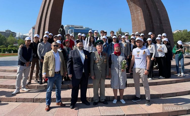 В Бишкеке возле Вечного огня прошло мероприятие, посвященное Дню Победы