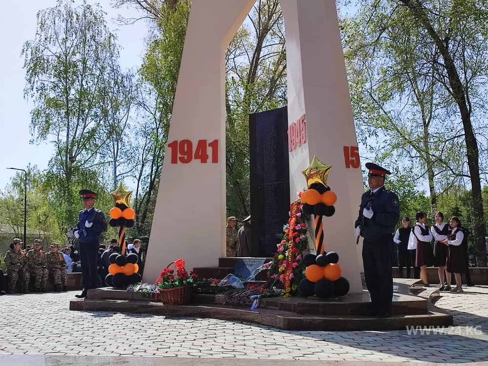 В Чолпон-Ате акция «Бессмертный полк» собрала больше пяти тысяч человек