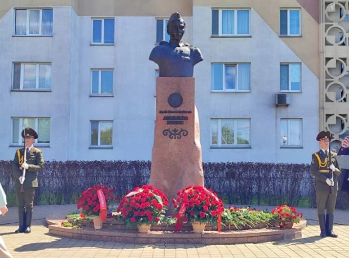 В Минске прошел митинг-реквием возле памятника Герою Советского Союза Джумашу Асаналиеву