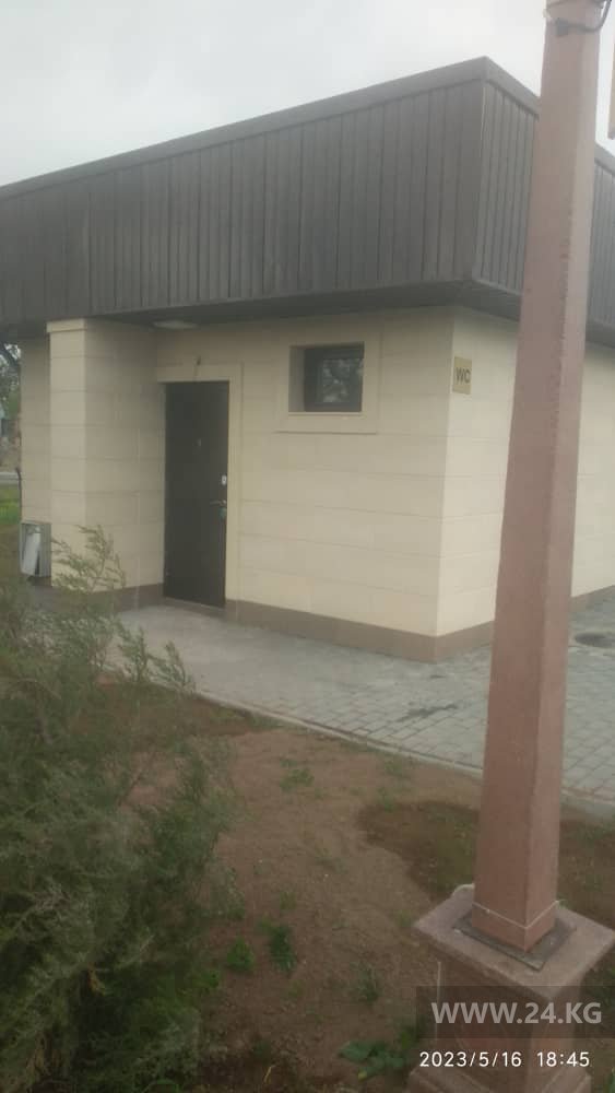 Закрытый туалет в парке Бишкека