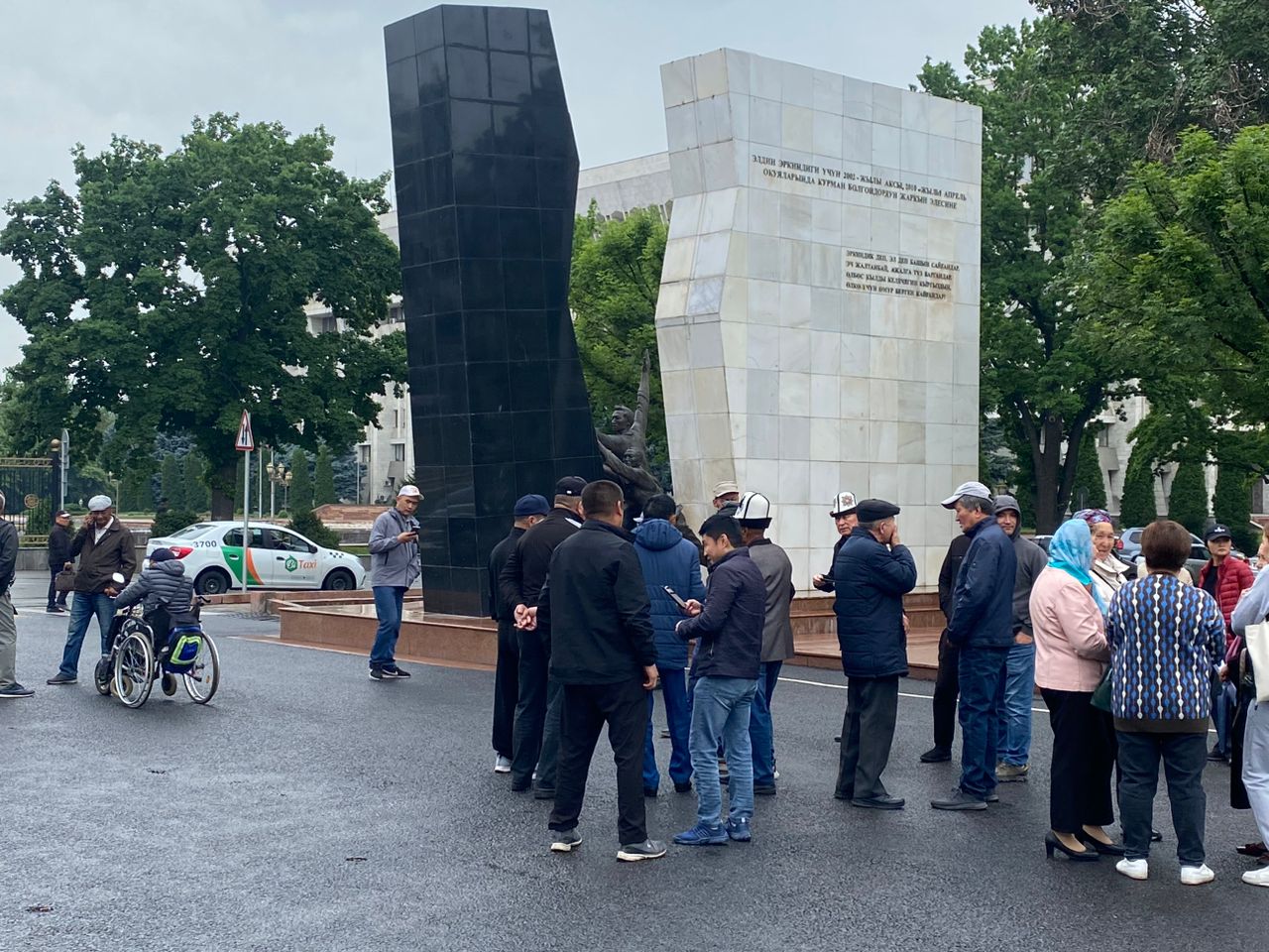 Герои Апрельской революции на площади Ала-Тоо