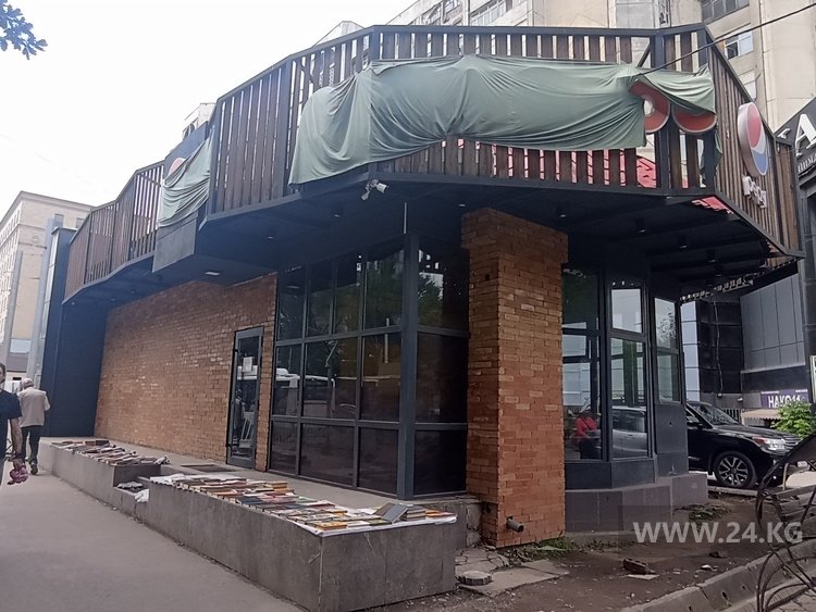 Название точки общепита завесили тканью