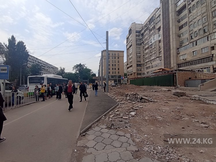 Пассажиры толпятся в начале остановки
