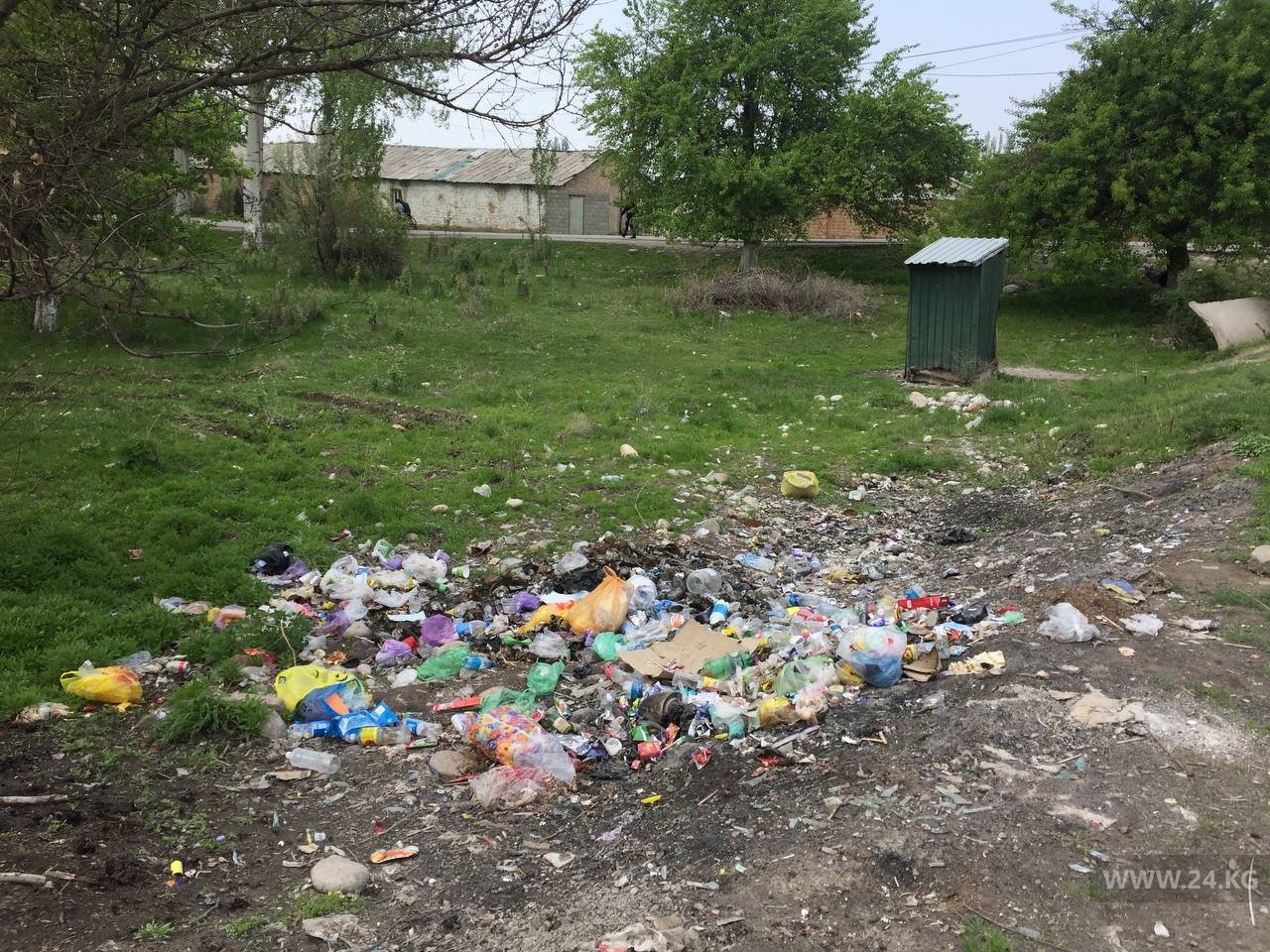 Село Джал завалено мусором. Жители призывают власти навести порядок