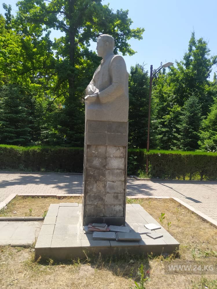 Памятник Касыму Тыныстанову