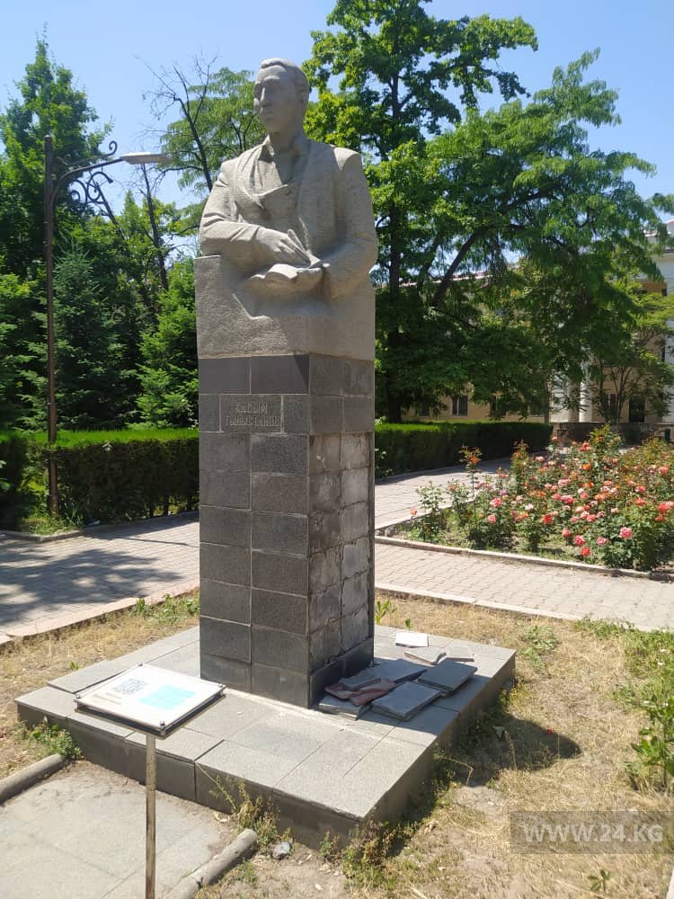 Памятник Касыму Тыныстанову