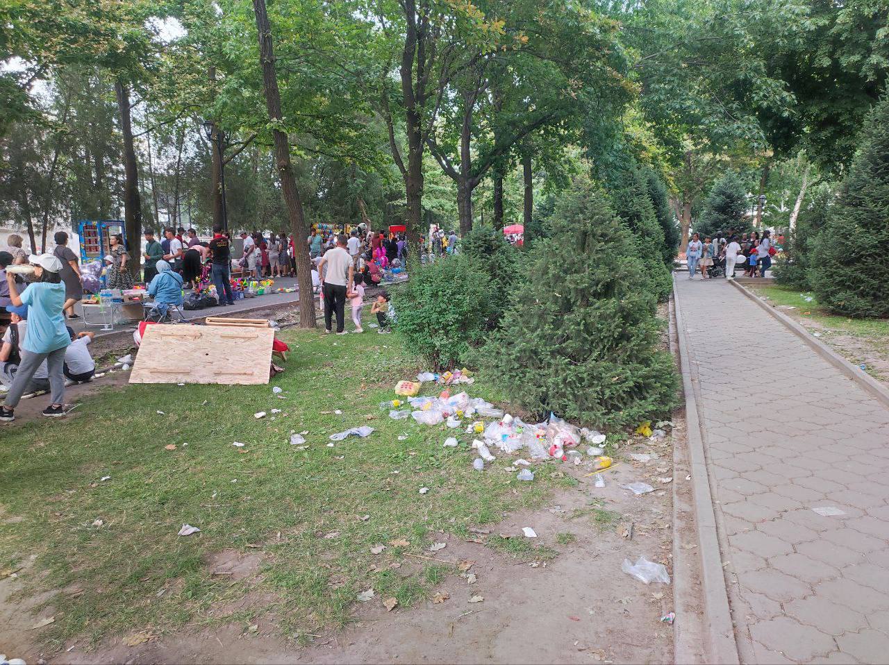 После праздника остались горы мусора