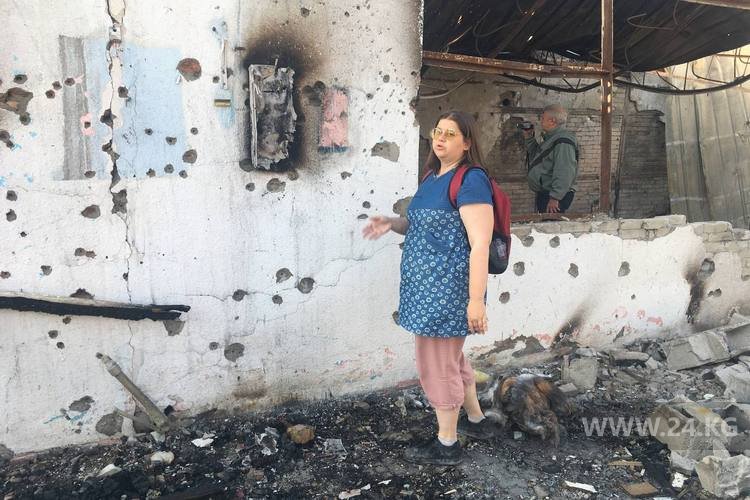 На стенах дома, в котором жили туристы, видны следы от пуль и осколков