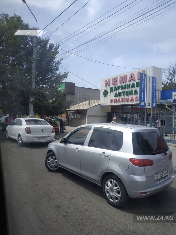 Машины на остановках